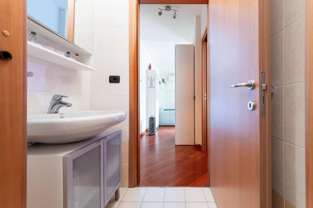 Appartamento Caterina A 5 Minuti Da Milano Fiere E San Siro Con Wifi-Netflix-Free Parking エクステリア 写真